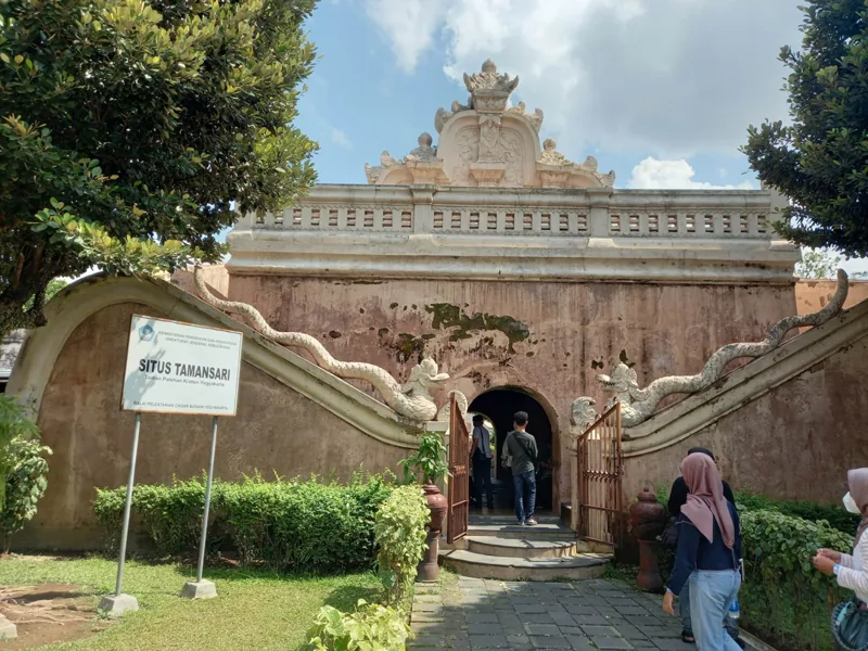 Gapura-Panggung-Taman-Sari