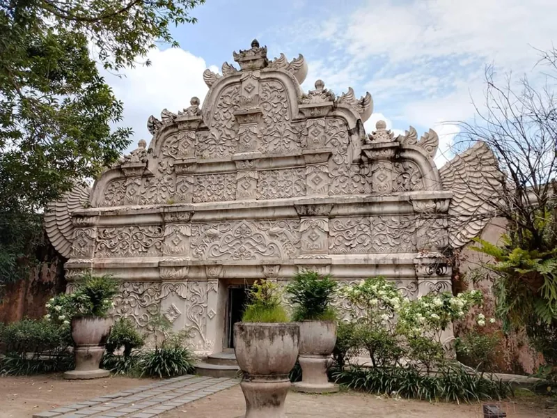 Megah nya Keindahan Gapura Agung Tamansari