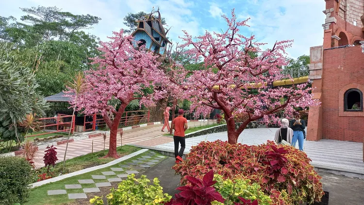 Spot Foto Bunga Sakura The Lost World of Castle