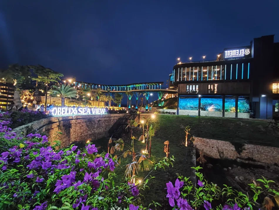 Suasana malam hari Obelix Sea View