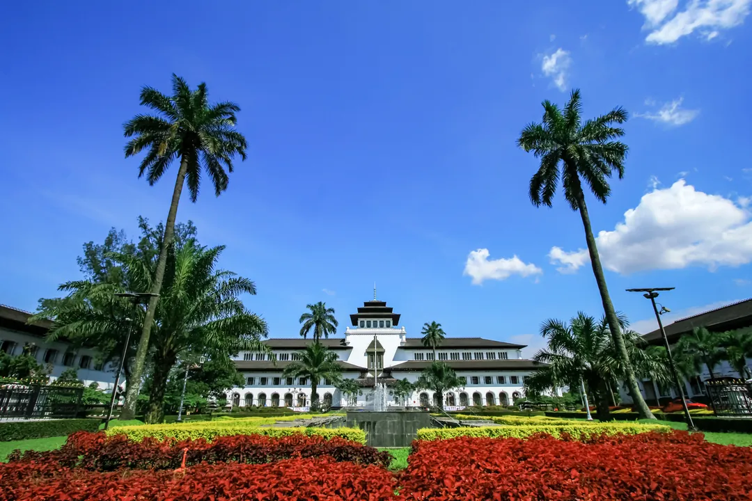 paket wisata bandung - gedung sate